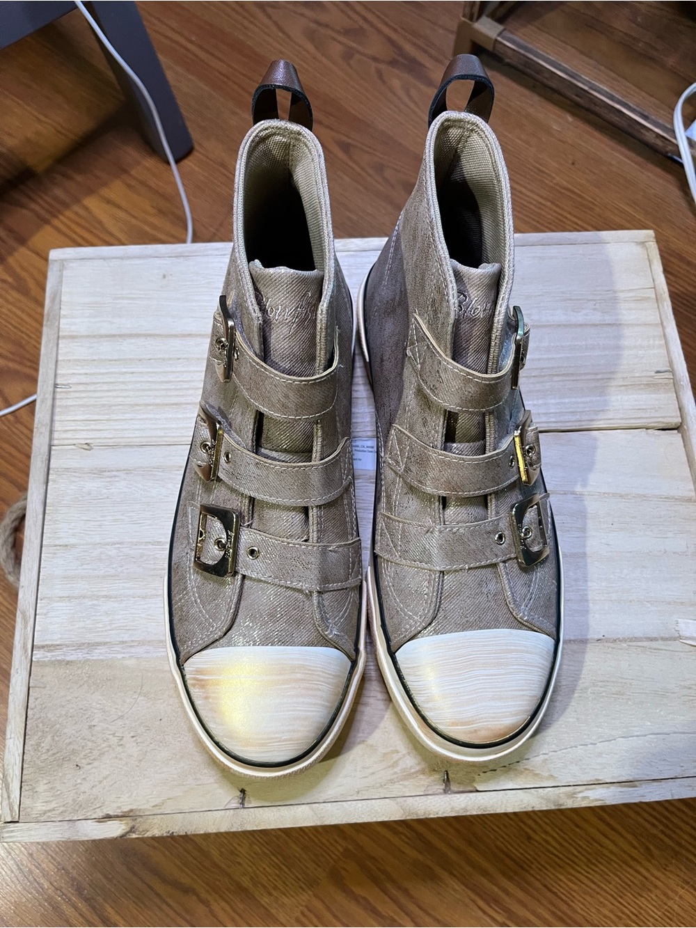 Blowfish Malibu Knockout B NWOT High-Top Sneakers Shimmering Tan Color SZ 9 CUTE